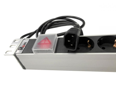 R-10-8S-V-440-1.8 Горизонтальный блок розеток Rem-10, 1×10A, выкл, 8S, 19", шнур 1,8м C14