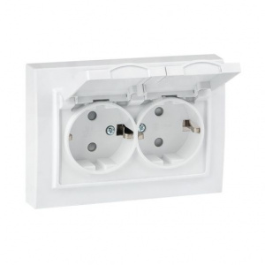 Розетка Минск 2-местная СП с/з с крышкой 16А белая с защ. штор. IP44  EKF ERR16-129-200-44